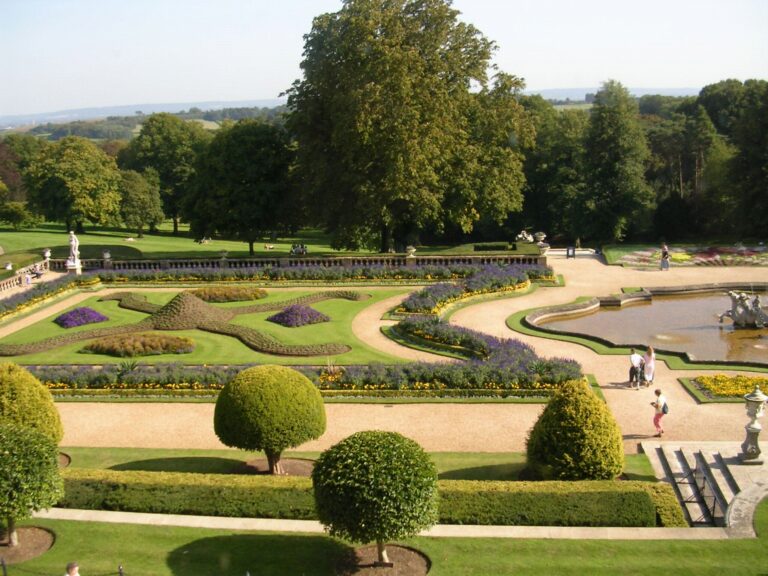 Parterre in the gardens of Waddeson Manor. Image: Giano, Public domain, via Wikimedia Commons